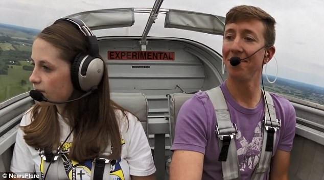 Phi công 9X bất ngờ cầu hôn bạn gái khi đang lái máy bay-1