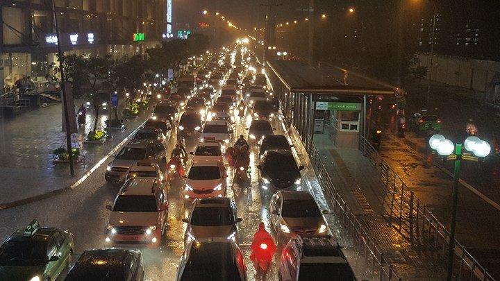 Mưa lớn, đường Hà Nội tắc không lối về-1