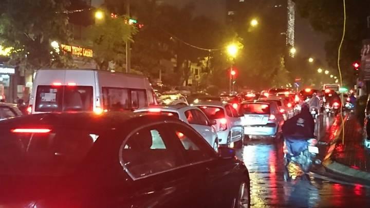 Mưa lớn, đường Hà Nội tắc không lối về-6