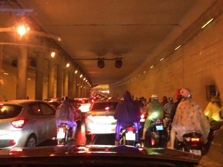 Mưa lớn, đường Hà Nội tắc không lối về-8