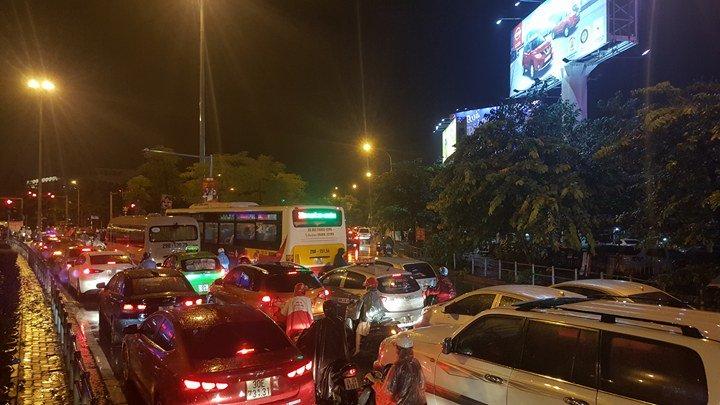 Mưa lớn, đường Hà Nội tắc không lối về-12