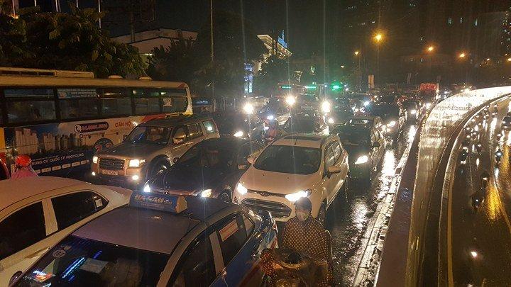 Mưa lớn, đường Hà Nội tắc không lối về-13