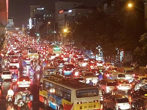 Mưa lớn, đường Hà Nội tắc không lối về