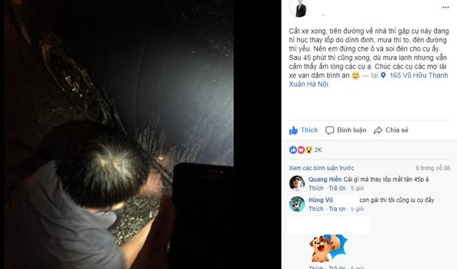 Chàng trai cầm ô che cho bác tài xế thay lốp ôtô giữa cơn mưa lớn-1