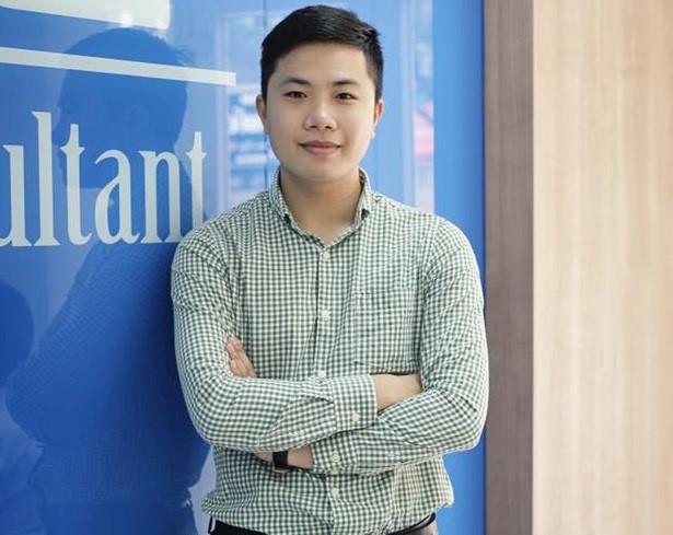 Chàng trai cầm ô che cho bác tài xế thay lốp ôtô giữa cơn mưa lớn-2