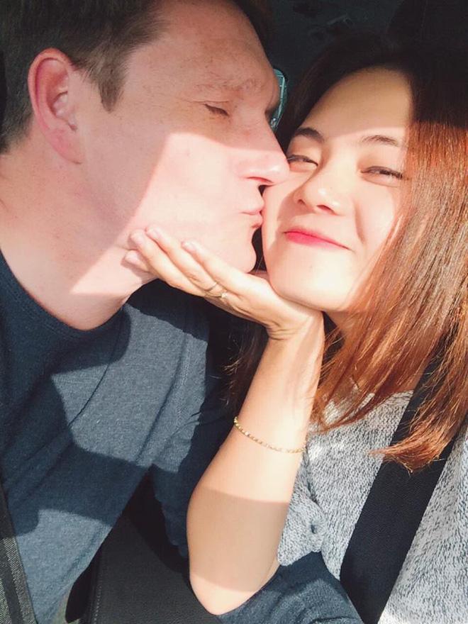 Chàng Tây lên rẫy hái cà phê, ong đốt sưng mặt để cưa bằng được cô gái Việt 3 mét bẻ đôi-3