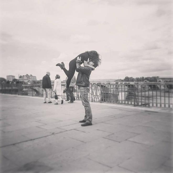 Chàng Tây lên rẫy hái cà phê, ong đốt sưng mặt để cưa bằng được cô gái Việt 3 mét bẻ đôi-4