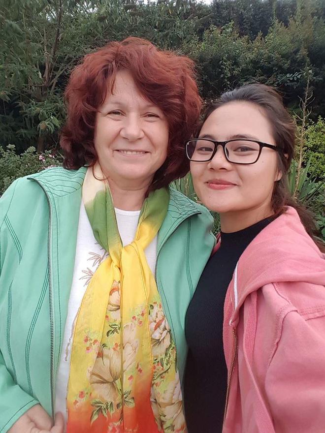 Chàng Tây lên rẫy hái cà phê, ong đốt sưng mặt để cưa bằng được cô gái Việt 3 mét bẻ đôi-6