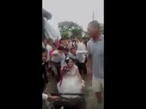 Clip: Đám cưới ngày mưa lũ, phải rước dâu như thế này mới 'chất'