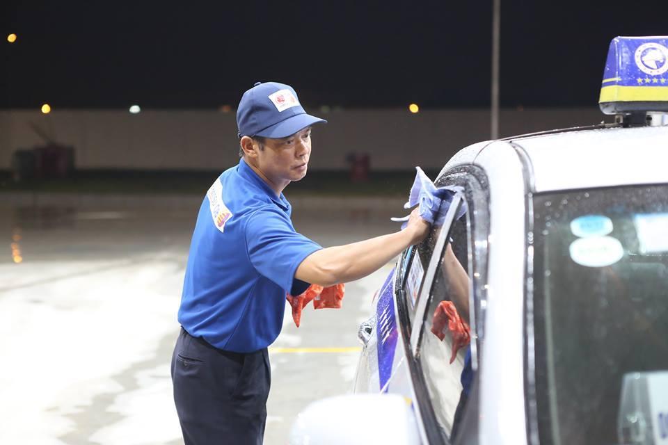 Hình ảnh được chia sẻ nhiều nhất hôm nay: Ông chủ người Nhật đội mưa, cúi gập người chào khách-7