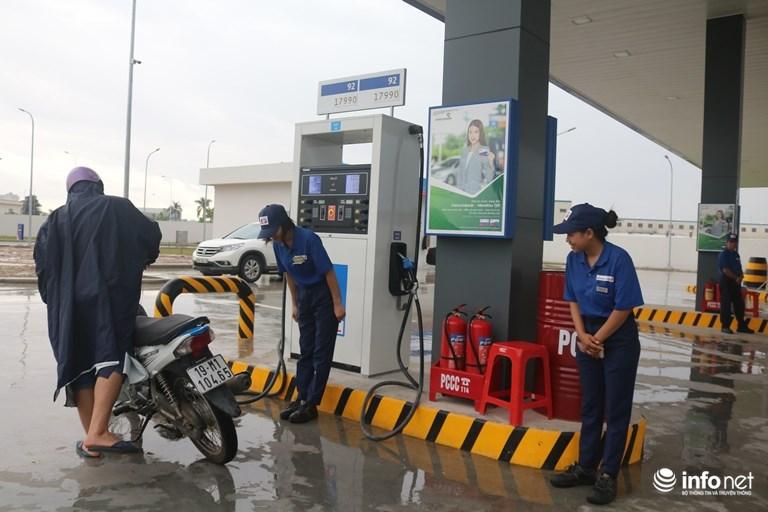 Hình ảnh được chia sẻ nhiều nhất hôm nay: Ông chủ người Nhật đội mưa, cúi gập người chào khách-5