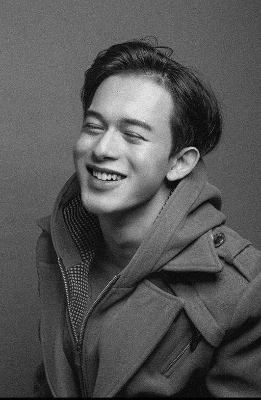 Chàng hề ma quái hát hay, đàn giỏi, thích đóng phim-4