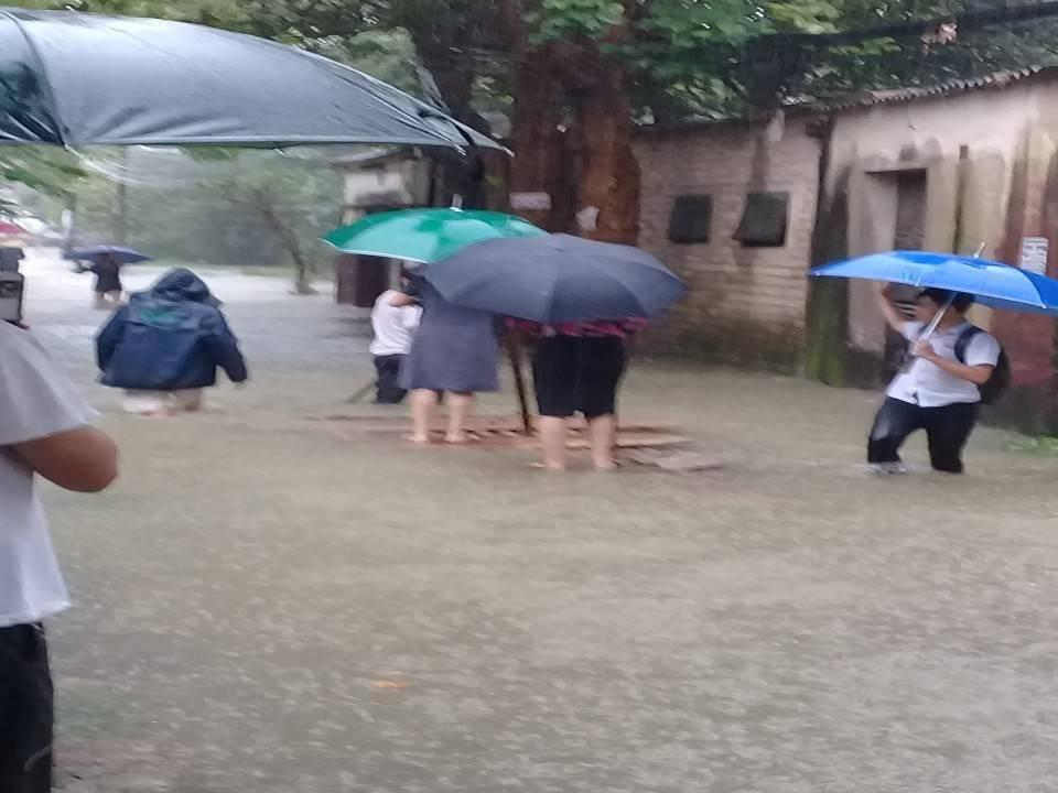 Sự thật bức ảnh cán bộ phường mặc váy, đứng trên bè cho dân kéo khi đi thị sát-3