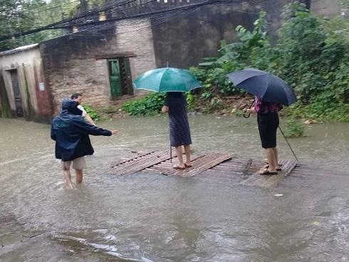 Sự thật bức ảnh cán bộ phường mặc váy, đứng trên bè cho dân kéo khi đi thị sát