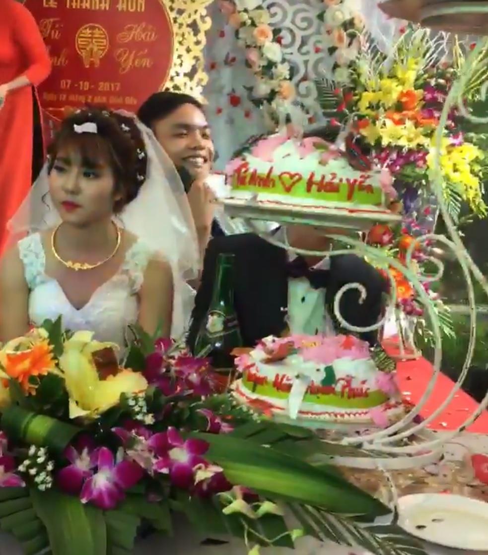 Cô dâu sắp khóc khi bạn thân chú rể hát ca khúc Hỏi thăm nhau-2