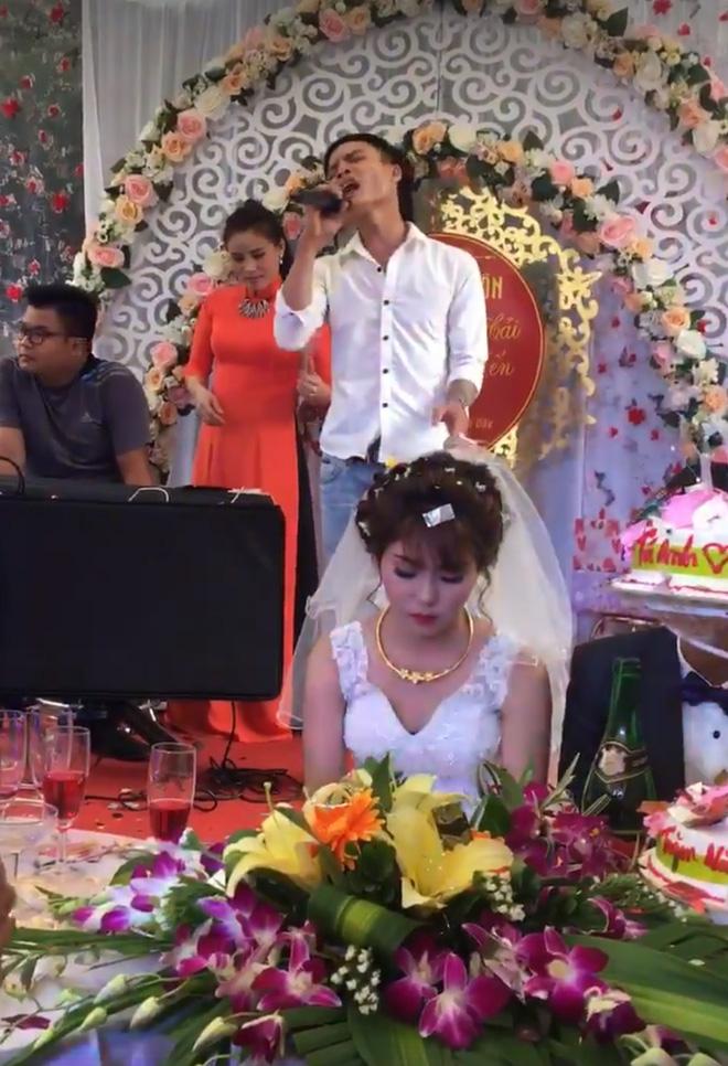 Cô dâu sắp khóc khi bạn thân chú rể hát ca khúc Hỏi thăm nhau-1