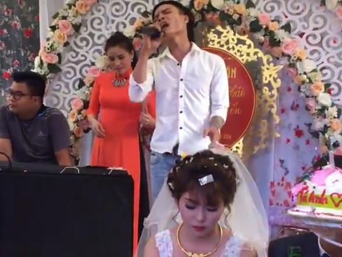 Cô dâu sắp khóc khi bạn thân chú rể hát ca khúc 'Hỏi thăm nhau'
