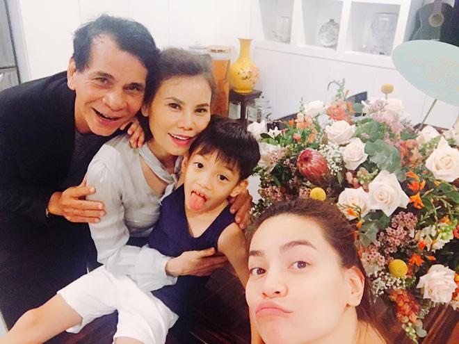 Tin sao Việt 11/10: Kim Lý mừng sinh nhật mẹ Hồ Ngọc Hà-1