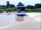 Hãi hùng xe buýt chở 47 học sinh chết máy giữa dòng nước lũ