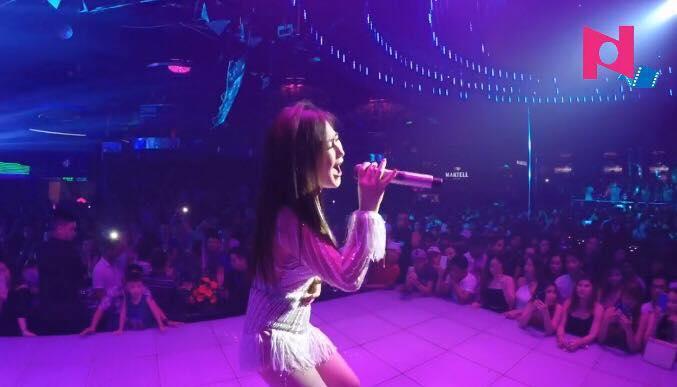 Ồn ào đá xéo Chi Pu chưa ngớt, Hương Tràm lại mắc lỗi diện trang phục diễn phản cảm-2