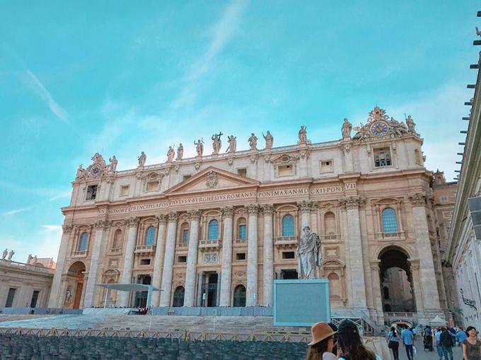 Chuyến đi châu Âu đã mắt đã miệng của cô nàng nấm lùn sexy-9