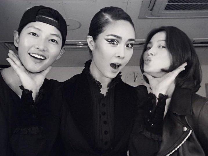 Hình thiệp cưới của cặp đôi Song Joong Ki và Song Hye Kyo: Không hoành tráng như mong đợi?-3