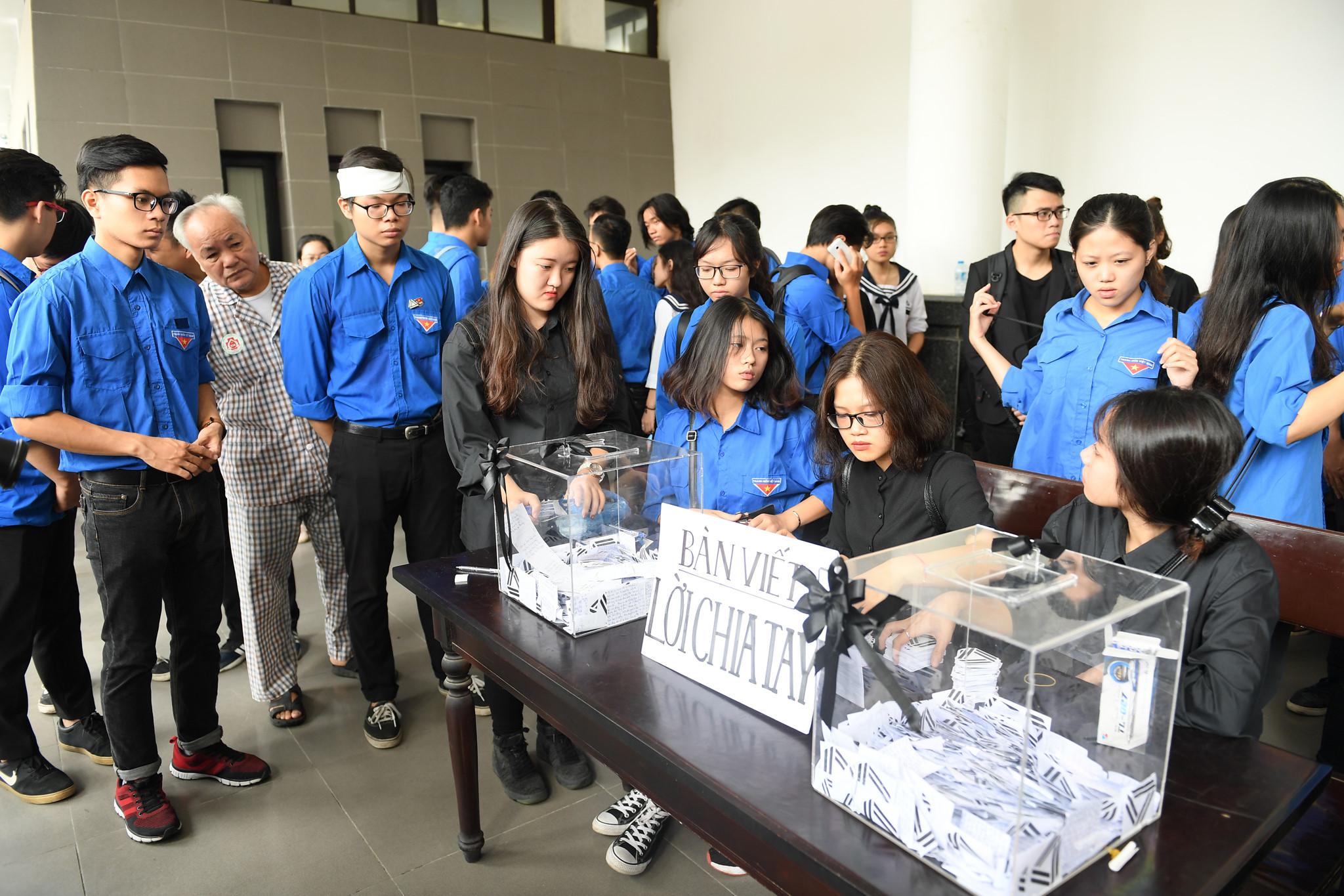 Nước mắt học sinh Lương Thế Vinh gửi thầy Văn Như Cương ngập tràn tang lễ-9