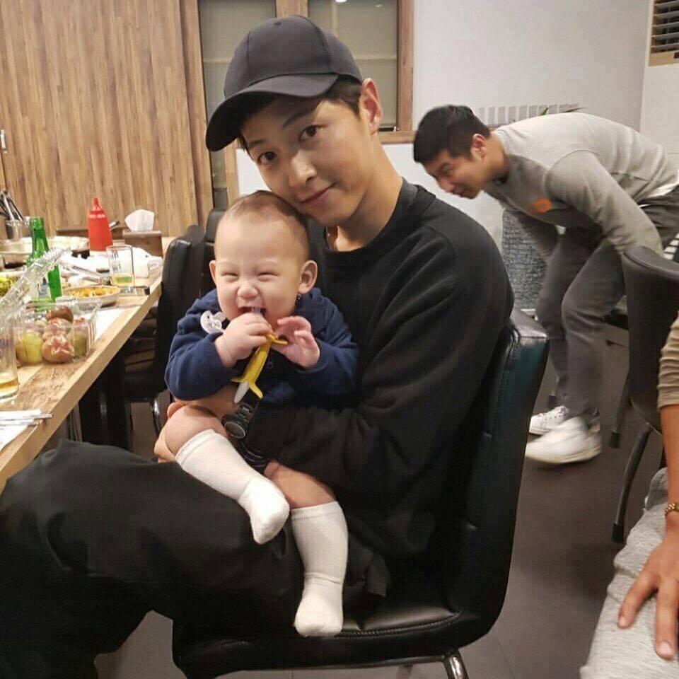 Song Joong Ki - Song Hye Kyo quấn quýt như đôi sam trước ngày cưới-3