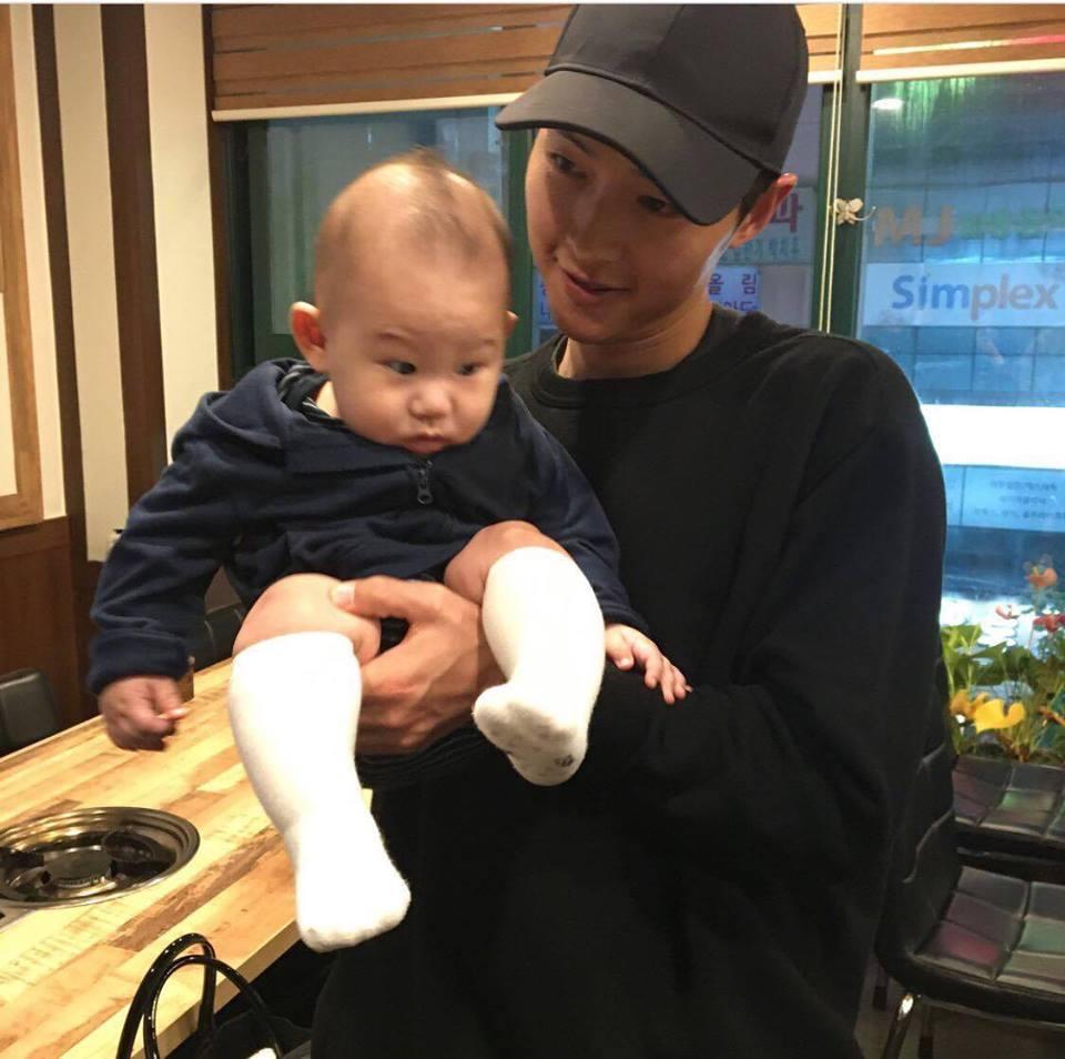 Song Joong Ki - Song Hye Kyo quấn quýt như đôi sam trước ngày cưới-4