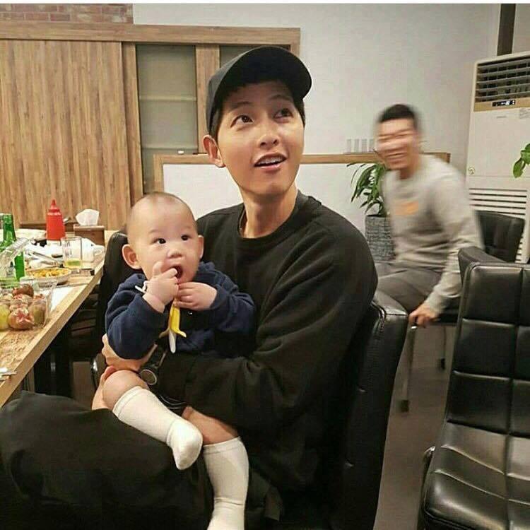 Song Joong Ki - Song Hye Kyo quấn quýt như đôi sam trước ngày cưới-5