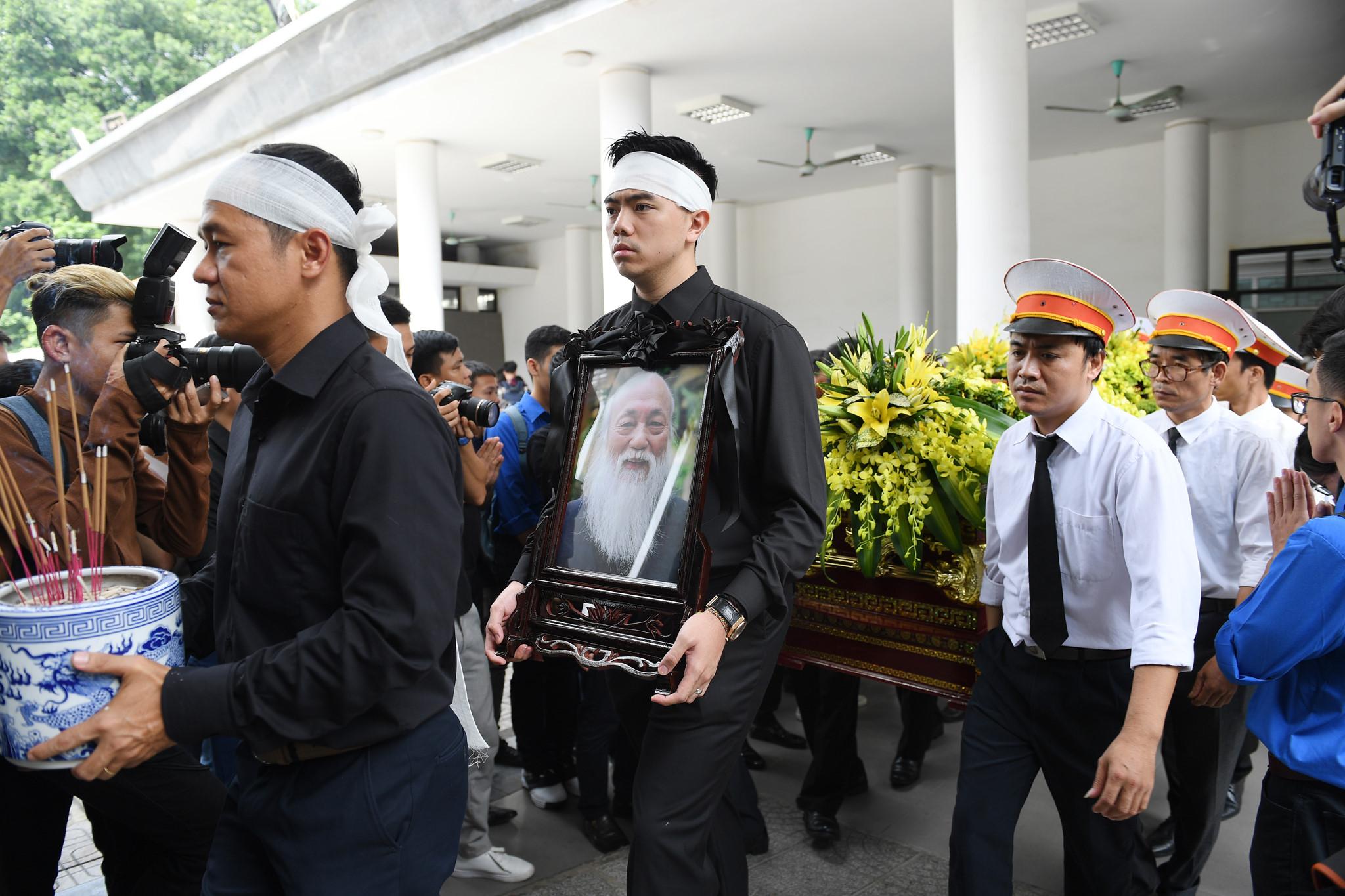 Nước mắt học sinh Lương Thế Vinh gửi thầy Văn Như Cương ngập tràn tang lễ-1