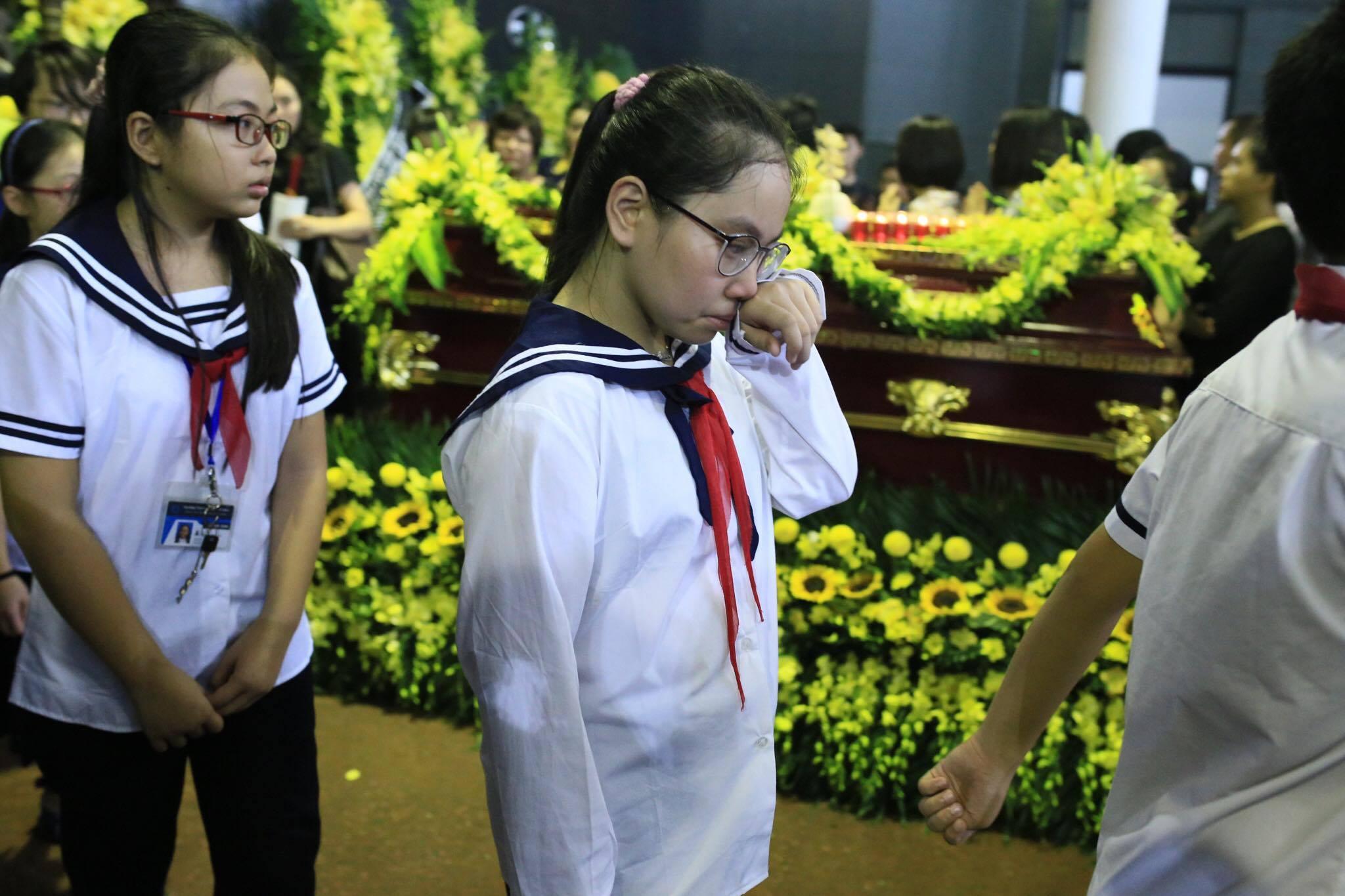 Nước mắt học sinh Lương Thế Vinh gửi thầy Văn Như Cương ngập tràn tang lễ-13