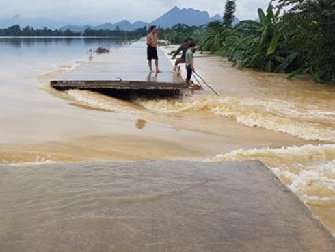 Hà Nội: Vỡ đê ở Chương Mỹ nhấn chìm nhà dân