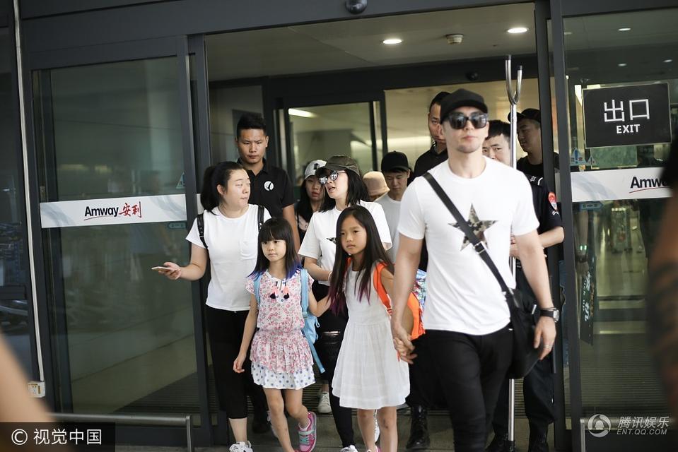 Gần 50 tuổi và từng qua 3 đời chồng, vóc dáng bom sex gốc Việt vẫn khiến người ta ngỡ ngàng-6