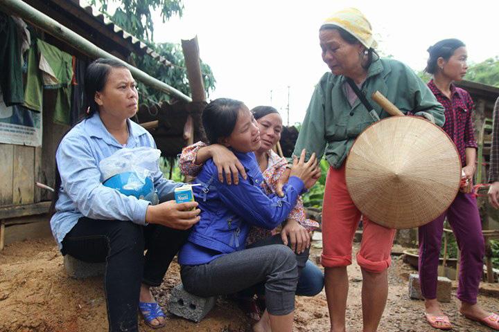 Sạt lở ở Hòa Bình: Khóc ngất kể phút đất vùi 4 người thân-4