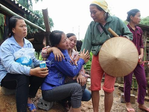 Sạt lở ở Hòa Bình: Khóc ngất kể phút đất vùi 4 người thân