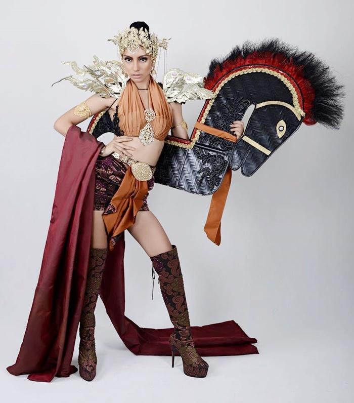 Để thắng giải Quốc phục, Huyền My phải vượt qua nhiều thiết kế sáng tạo vượt tưởng tượng-10