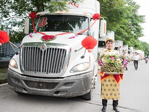 Mang sính lễ đến nhà gái ở Hải Phòng bằng dàn xe đầu kéo 10 tỷ đồng