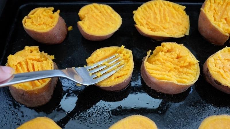 Thơm phức cực ngon món khoai lang nướng phô mai-3