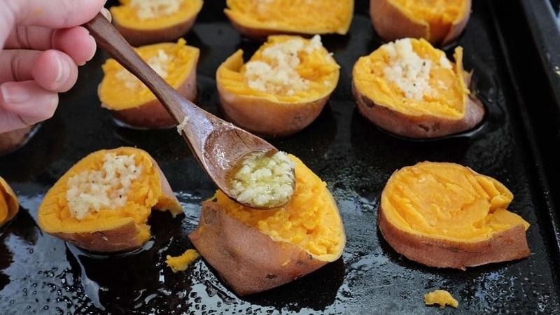 Thơm phức cực ngon món khoai lang nướng phô mai-4