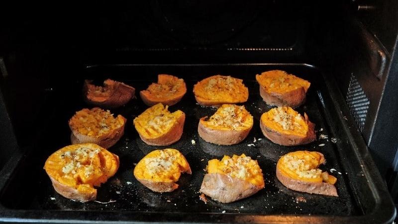 Thơm phức cực ngon món khoai lang nướng phô mai-5