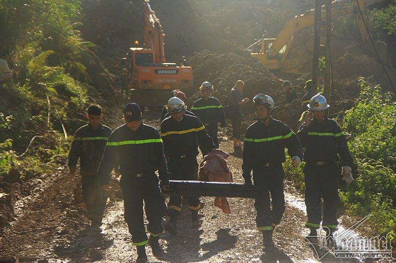 Chó nghiệp vụ bới đống đổ nát tìm thi thể người mất tích-6