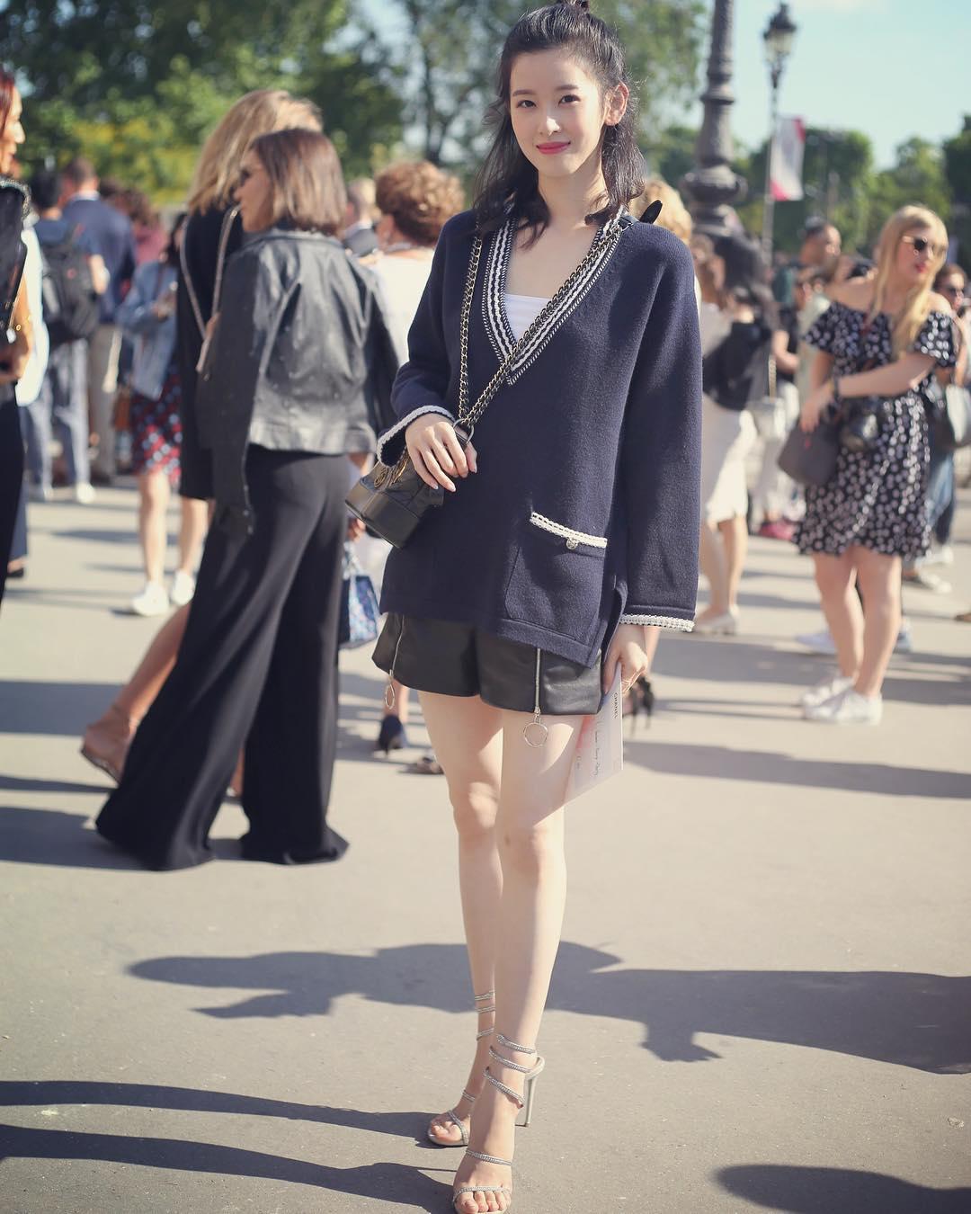 Từ khi lấy chống, hot girl trà sữa Chương Chiết Thiên liên tục diện đồ hiệu, dự sự kiện thời trang danh tiếng-5