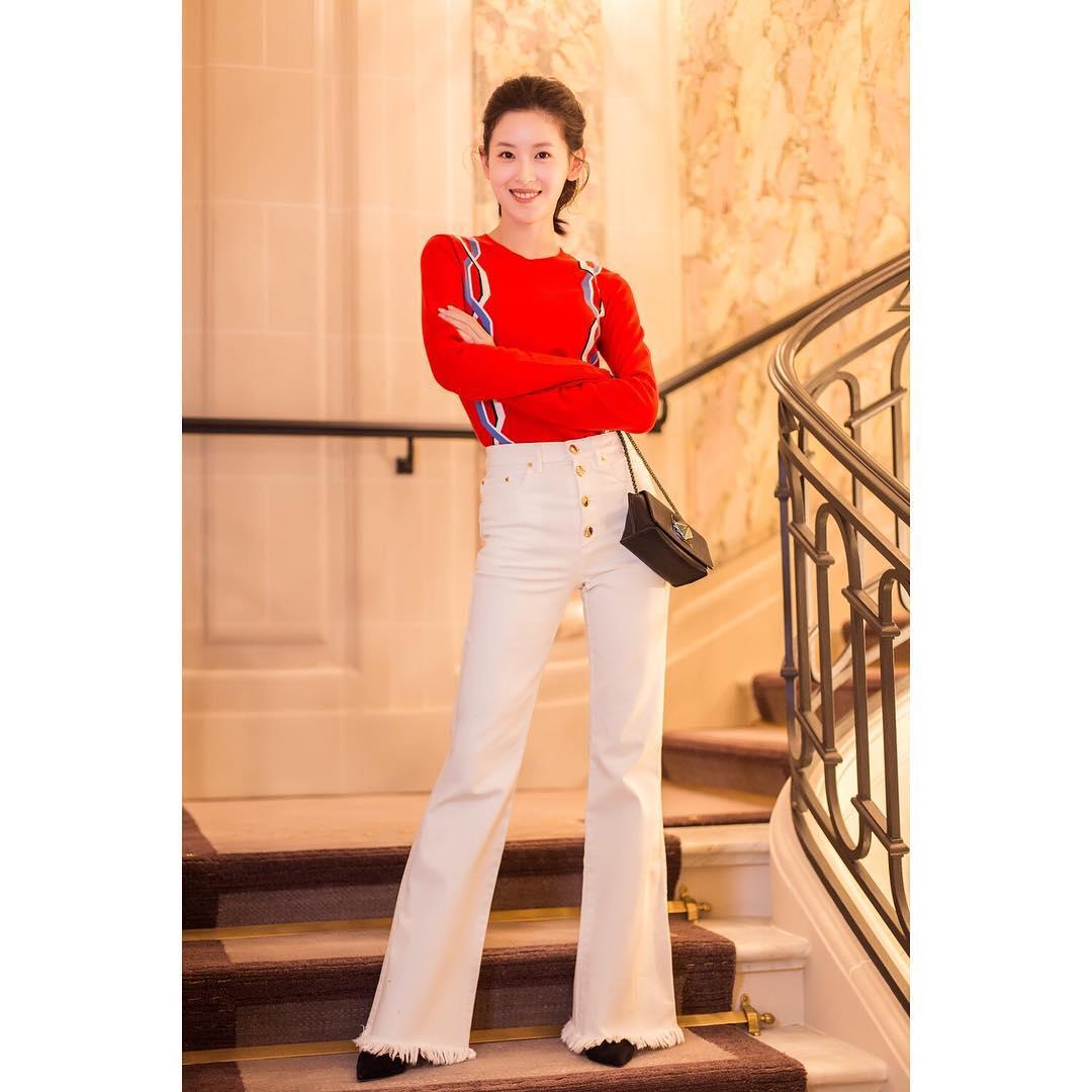 Từ khi lấy chống, hot girl trà sữa Chương Chiết Thiên liên tục diện đồ hiệu, dự sự kiện thời trang danh tiếng-7