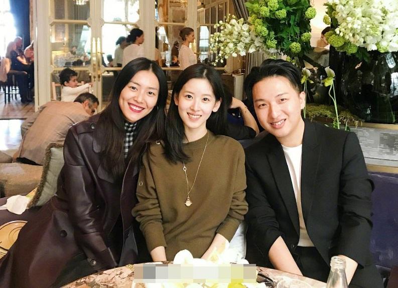 Từ khi lấy chống, hot girl trà sữa Chương Chiết Thiên liên tục diện đồ hiệu, dự sự kiện thời trang danh tiếng-11