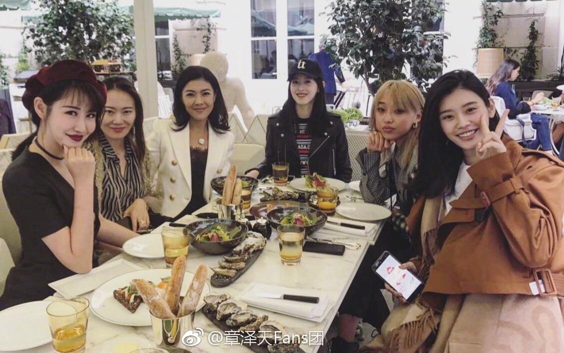 Từ khi lấy chống, hot girl trà sữa Chương Chiết Thiên liên tục diện đồ hiệu, dự sự kiện thời trang danh tiếng-12