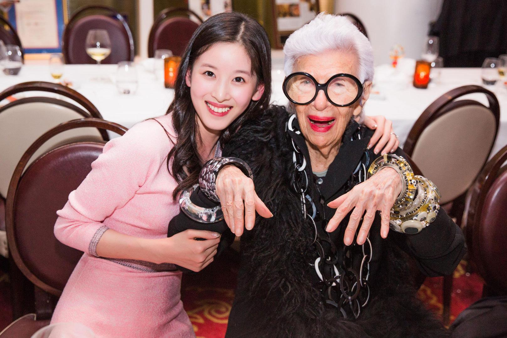 Từ khi lấy chống, hot girl trà sữa Chương Chiết Thiên liên tục diện đồ hiệu, dự sự kiện thời trang danh tiếng-13