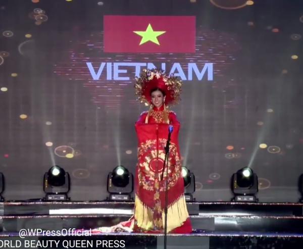 Huyền My trong héo ngoài tươi với quốc phục nặng 30 kg trên sân khấu Miss Grand International 2017-2