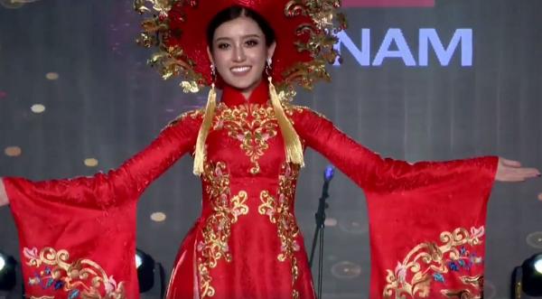 Huyền My trong héo ngoài tươi với quốc phục nặng 30 kg trên sân khấu Miss Grand International 2017-4