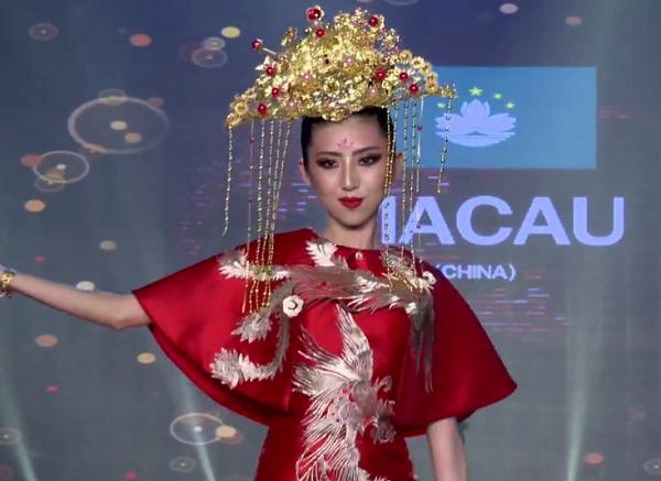 Huyền My trong héo ngoài tươi với quốc phục nặng 30 kg trên sân khấu Miss Grand International 2017-11